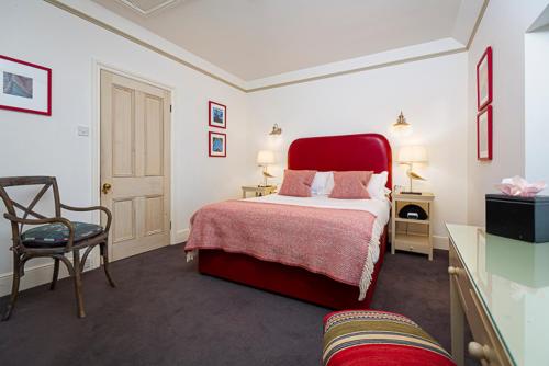 Cary Arms & Spa - image 2