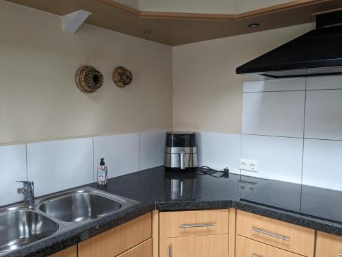 ห้องครัว, Wellness Chalet "Het Biggetje" Hottub - Sauna in ไบเทนเคอบีดโฟลเกล