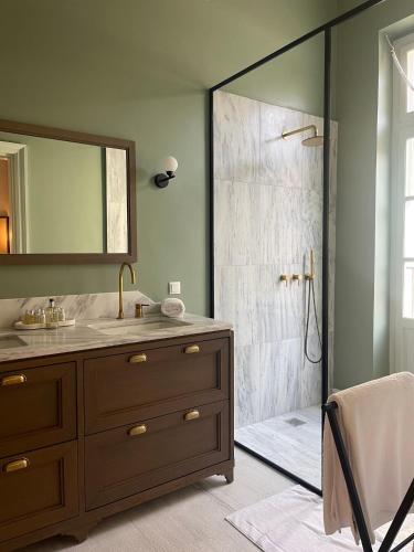 Grandiose Athens Apartment | 1 Bedroom Suite | Apartment Weisslogia | Athinaidos - image 7