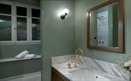 Charming Athens Apartment | 1 Bedroom Suite | Apartment Grandeeney | Athinaidos - image 8