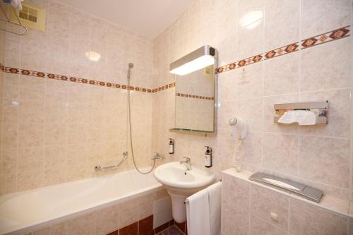 Standard Double or Twin Room image 2