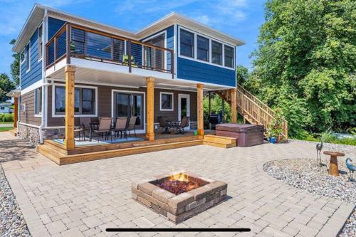 Cheerful Sister Lakes 4 BDR Lake Hse w/ Hot tub. in Woodland Beach, USA