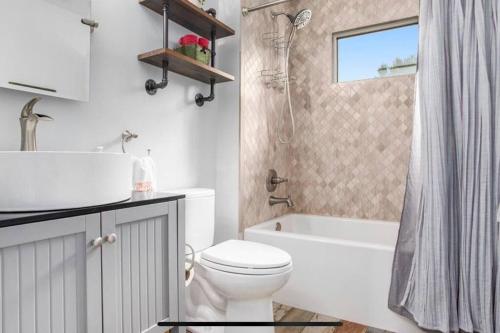 Cheerful Sister Lakes 4 BDR Lake Hse w/ Hot tub. in Woodland Beach, USA