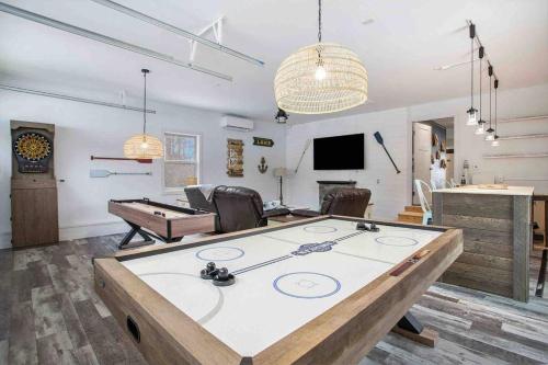 Cheerful Sister Lakes 4 BDR Lake Hse w/ Hot tub. in Woodland Beach, USA
