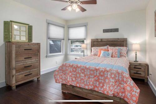Cheerful Sister Lakes 4 BDR Lake Hse w/ Hot tub. in Woodland Beach, USA