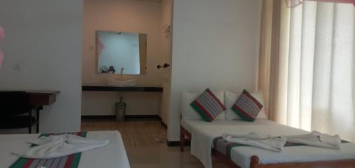 Deluxe Family Room image 7
