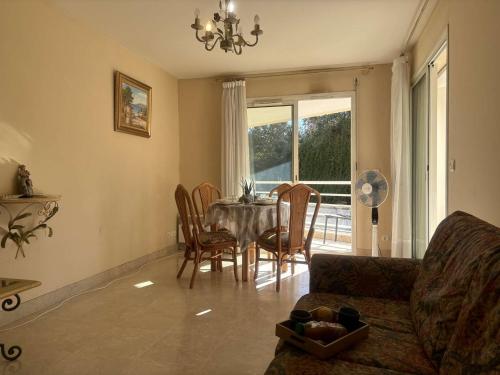Appartement 2P à Juan les Pins : emplacement idéal, parking, terrasses, proche plage et commerces - FR-1-252-188 - Location saisonnière - Antibes
