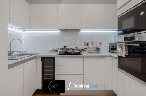 Modern City Centre Apartment 2 Bedroom 2 Bath Sleeps 6, Netflix And WiFi, Birmingham (photo 3)