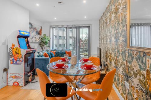 Modern City Centre Apartment 2 Bedroom 2 Bath Sleeps 6, Netflix And WiFi, Birmingham (photo 6)