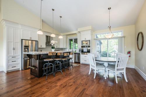 Craftsman Cottage With Hot Tub Near Beach in Red Bay (ON)