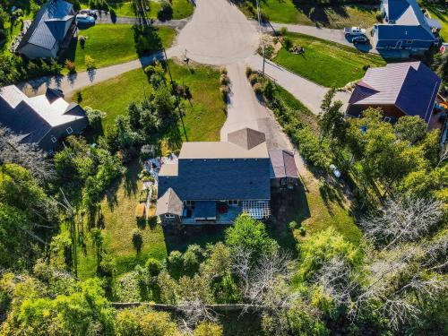 A szálláshely kívülről, Craftsman Cottage With Hot Tub Near Beach in Red Bay (ON)