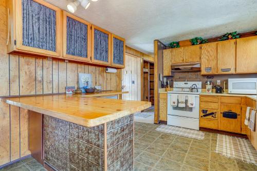 Charming Elk Mountain Home Hunt, Hike and Fish! in Elk Mountain (WY)