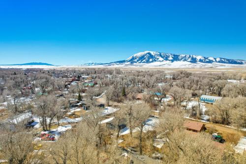 Charming Elk Mountain Home: Hunt, Hike & Fish! in Elkmontana (WY)