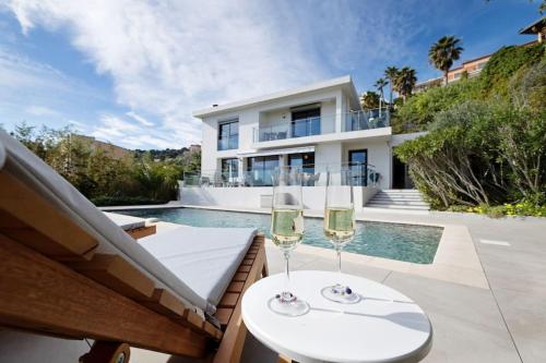 Sunnydaze, 4 bed V/F pool villa - Location, gîte - Villefranche-sur-Mer