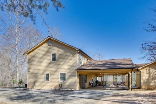 8 Mi to Lake Lure! Mtn-View Gem w/ Furnished Deck in Green Hill