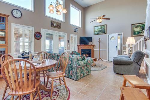 8 Mi to Lake Lure! Mtn-View Gem w/ Furnished Deck in Green Hill