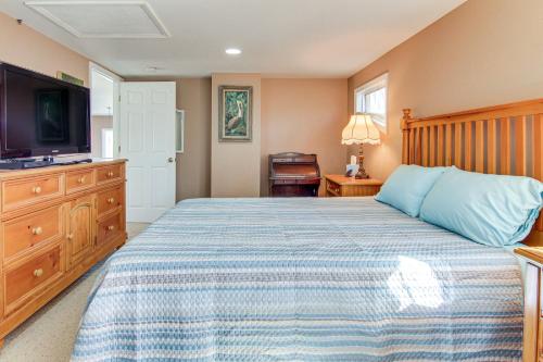 8 Mi to Lake Lure! Mtn-View Gem w/ Furnished Deck in Green Hill
