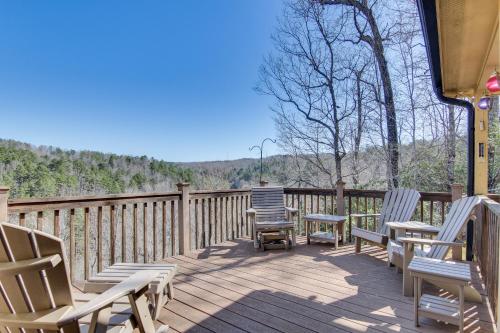8 Mi to Lake Lure! Mtn-View Gem w/ Furnished Deck in Green Hill