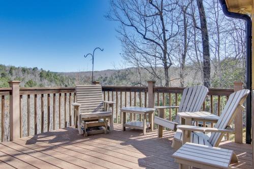 8 Mi to Lake Lure! Mtn-View Gem w/ Furnished Deck in Green Hill