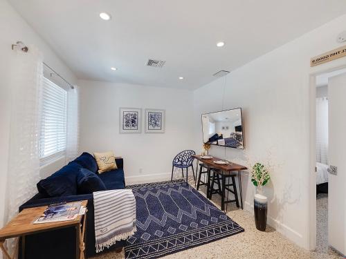 Beautiful 1 Bedroom Steps to the Beach! in West Palm Beach, USA