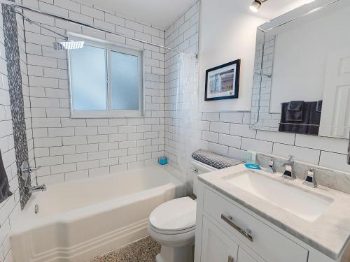 Beautiful 1 Bedroom Steps to the Beach! in West Palm Beach, USA