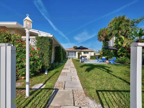 Beautiful 1 Bedroom Steps to the Beach! in West Palm Beach, USA