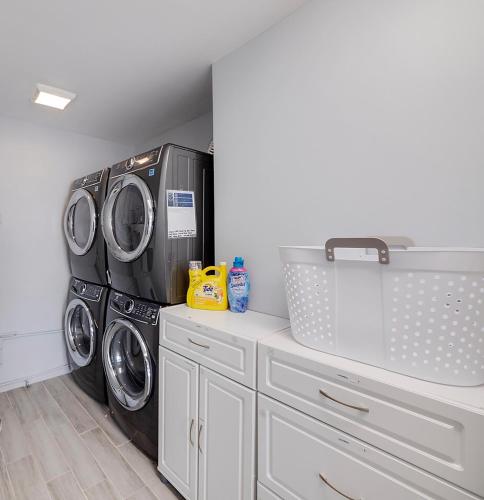 Beautiful 1 Bedroom Steps to the Beach! in West Palm Beach, USA