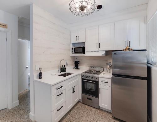 Beautiful 1 Bedroom Steps to the Beach! in West Palm Beach, USA