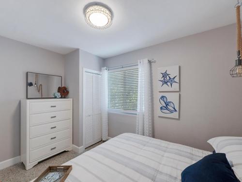 Beautiful 1 Bedroom Steps to the Beach! in West Palm Beach, USA