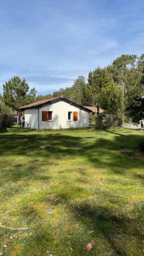 Chalet paisible à la plage, piscine et tennis