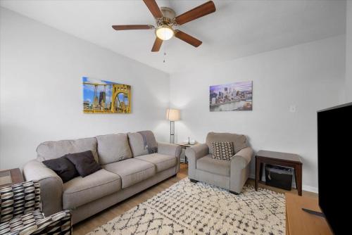 Great Two Bedroom w off Street Parking to Explore the City Close to Downtown Airport Ballparks in Pittsburgh, USA