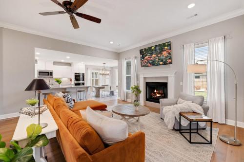 The Marigold- Modern - 5 mi to Downtown, Bentonville