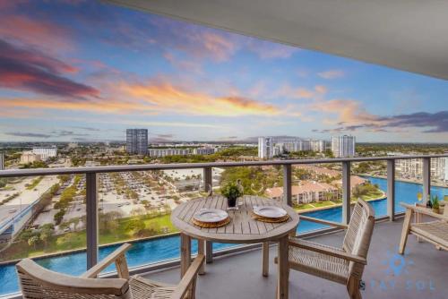 Luxury 1Br-Front Intracoastal View Balcony - Pools in Hollywood, USA