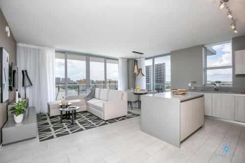 Corner Balcony - Enjoy 360 Views- Near Beach- Pool in Hollywood, USA