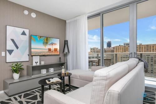 Corner Balcony - Enjoy 360 Views- Near Beach- Pool in Hollywood, USA