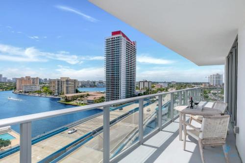 Corner Balcony - Enjoy 360 Views- Near Beach- Pool in Hollywood, USA