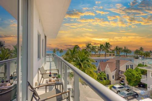 Amazing Pool - Balcony - Hollywood Beach Broad - walk in Hollywood, USA