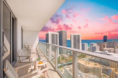 Luxury with stunning view, Balcony, Amazing Pools in Hollywood, USA