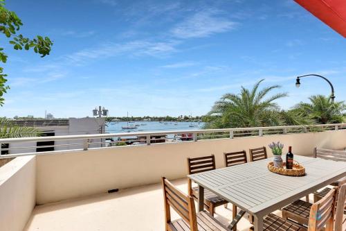 Beachfront Condo-ROOFTO POOL- 2 BEDROOMS 2 BR ! in Hollywood, USA