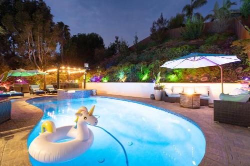 Luxury 5 star resort like dream home new 2023 AC private pool spa close to beach in San Diego, USA