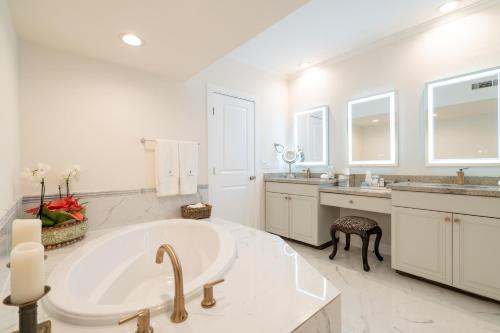Luxury 5 star resort like dream home new 2023 AC private pool spa close to beach in San Diego, USA