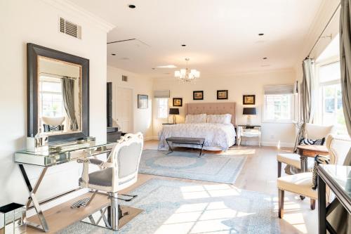 Luxury 5 star resort like dream home new 2023 AC private pool spa close to beach in San Diego, USA