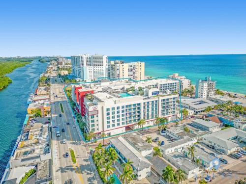 Near Beach - Rooftop Pool - Hot Tub - Broad-walk