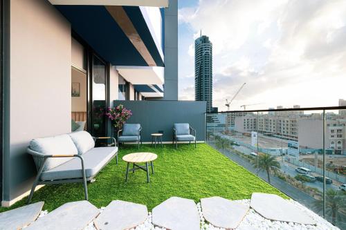 Spacious Balcony, 1BR, Pool, Full Kitchen at JVC, Dubái