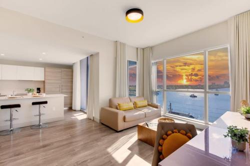 LUXURY BAY FRONT MASTER ONE BR Rooftop Pool - image 14