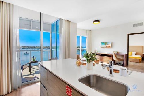 LUXURY BAY FRONT MASTER ONE BR Rooftop Pool - image 6