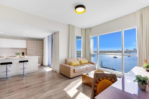 LUXURY BAY FRONT MASTER ONE BR Rooftop Pool - image 8