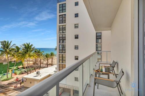 Rooftop Pool - Balcony - Hollywood Beach - Gym thumb 4
