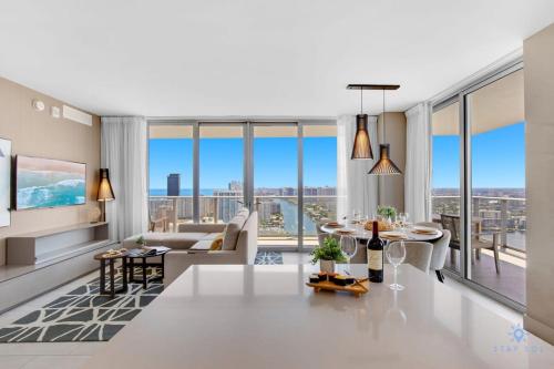 Luxury with stunning view, Balcony, Amazing Pools in Hollywood, USA