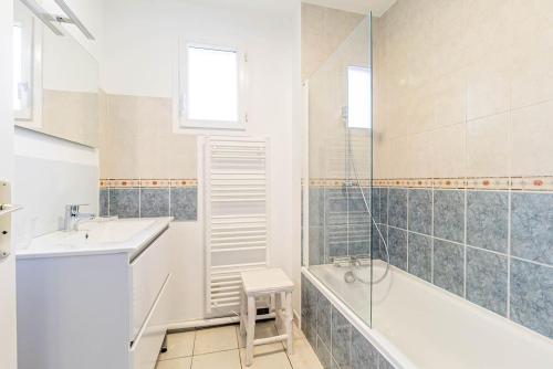 Bathroom, La Terraza, T2 avec Clim, Parking, Port Marianne in La Lironde